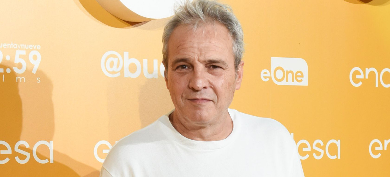 Vocalista de Hombres G acusa que integrante de Maroon 5 no lo dejó dormir