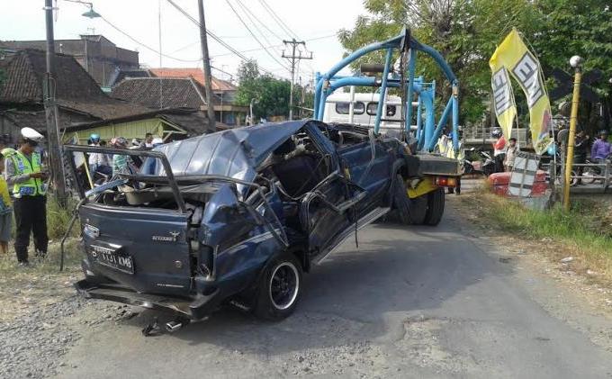 Mobil kijang biru dievakuasi dari lokasi kejadian setelah tertabrak KA Argo Bromo di perlintasan Stasiun Tegawanu-Brumbung Demak
