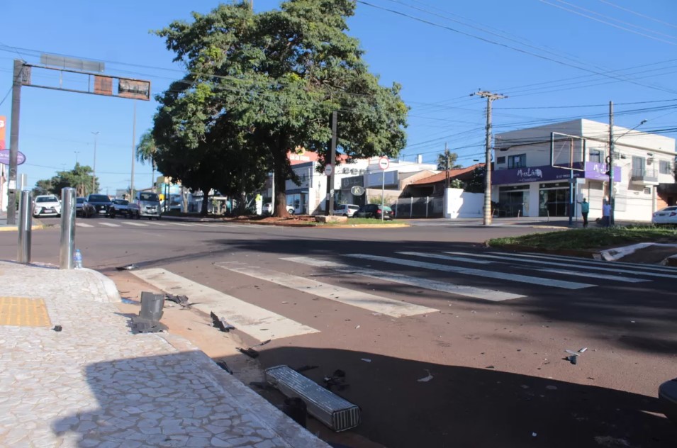 Colisão ocorreu na avenida Mato Grosso (Foto: Bruno Barros)