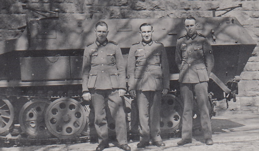 Wehrmacht Soldaten vor Schützenpanzerwagen SdKfz 251