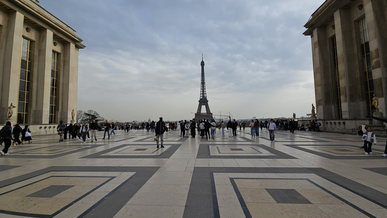 剛好在整修,鐵塔前多了一支鐵臂