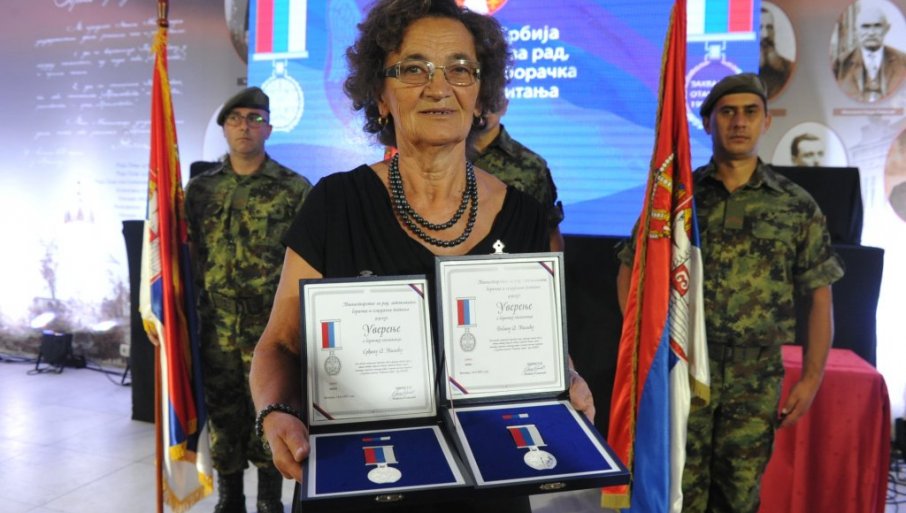 368261-kraljevo-nada-milic-sa-borackim-spomenicama-svojih-sinova-srdjana-i-bobana-2706-2023-foto-gor.jpg