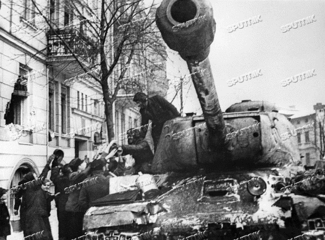 Жители города Познань приветствуют советских воинов-освободителе