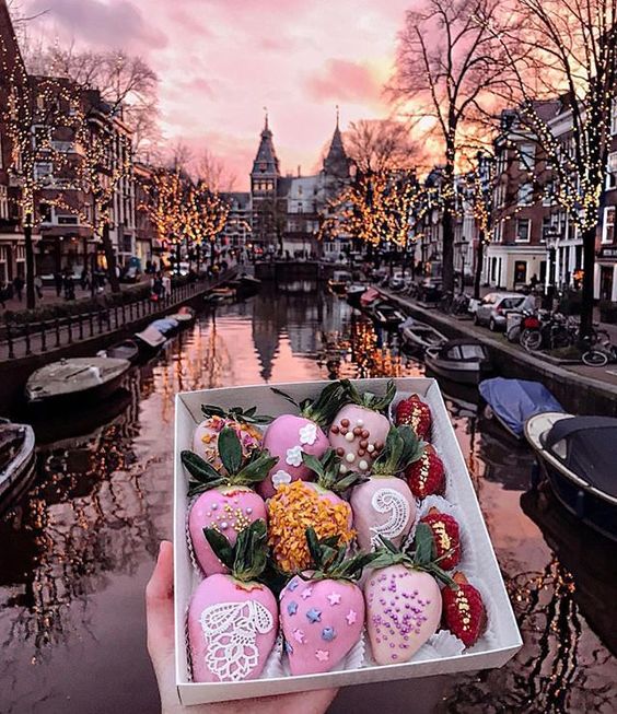 pink-cakes-amsterdam.jpg