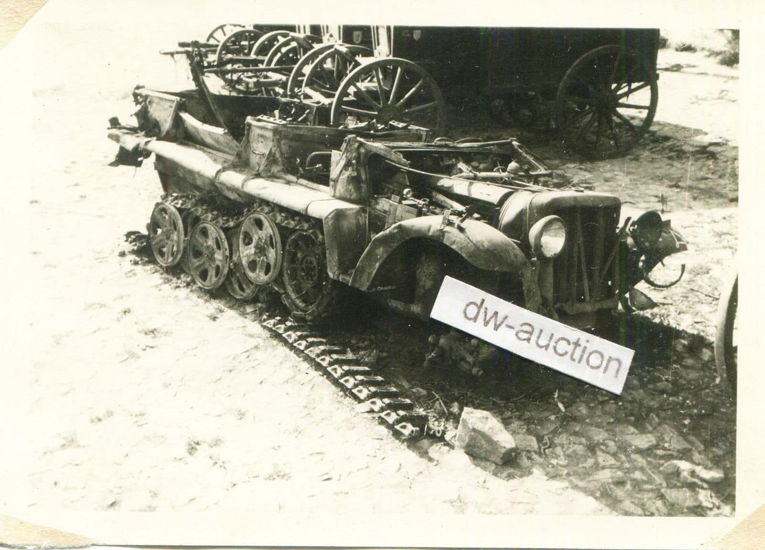 Inf. Rgt. 171 , zerstörtes SdKfz Halbkette