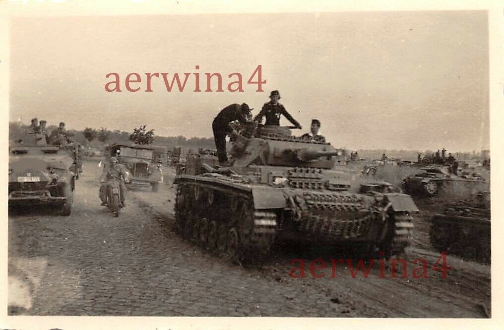 Panzer III und Schützenpanzer Sd.Kfz 251-1 Wurfgranaten 40 Rosto