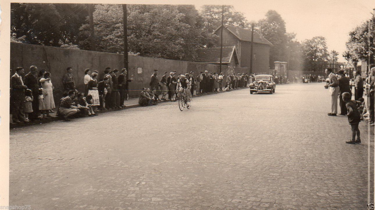 Photo course cycliste traction avant vers 1940.