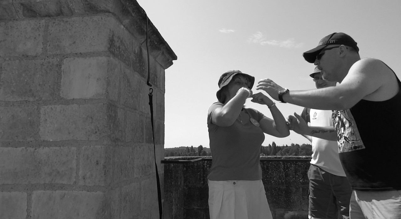 06.17d - Scenka książkowa wspinanie się po murach