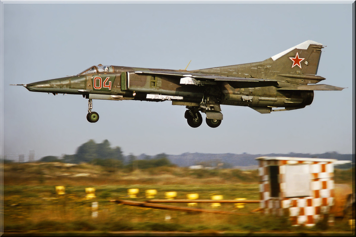 296 APIB MiG-27M 04 Red_83712545111, Sommer 1992