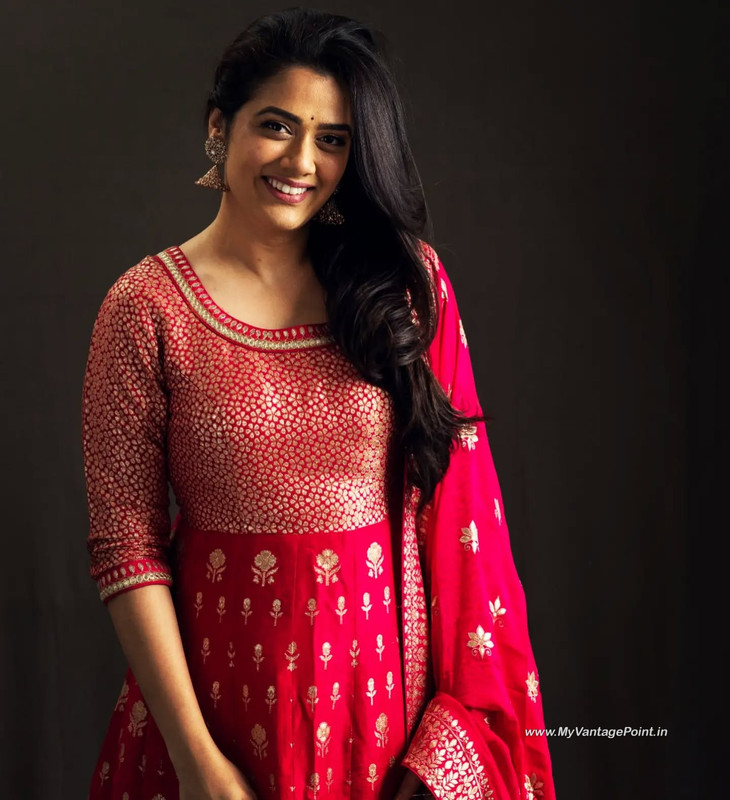 12-Girija-Oak-Godbole-Photos-Wallpapers-in-Red-Saree-My-Vantage-Point