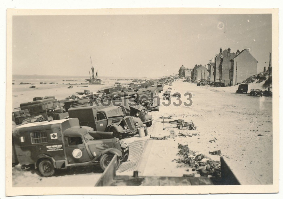 Foto englische Fahrzeuge am Strand von Dünkirche