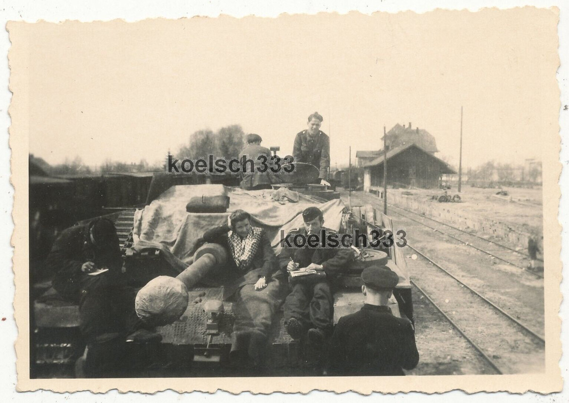 Foto Sturmgeschütz Panzer Abteilung Ostfront 1944 Langrohr StuG auf Bahnhof