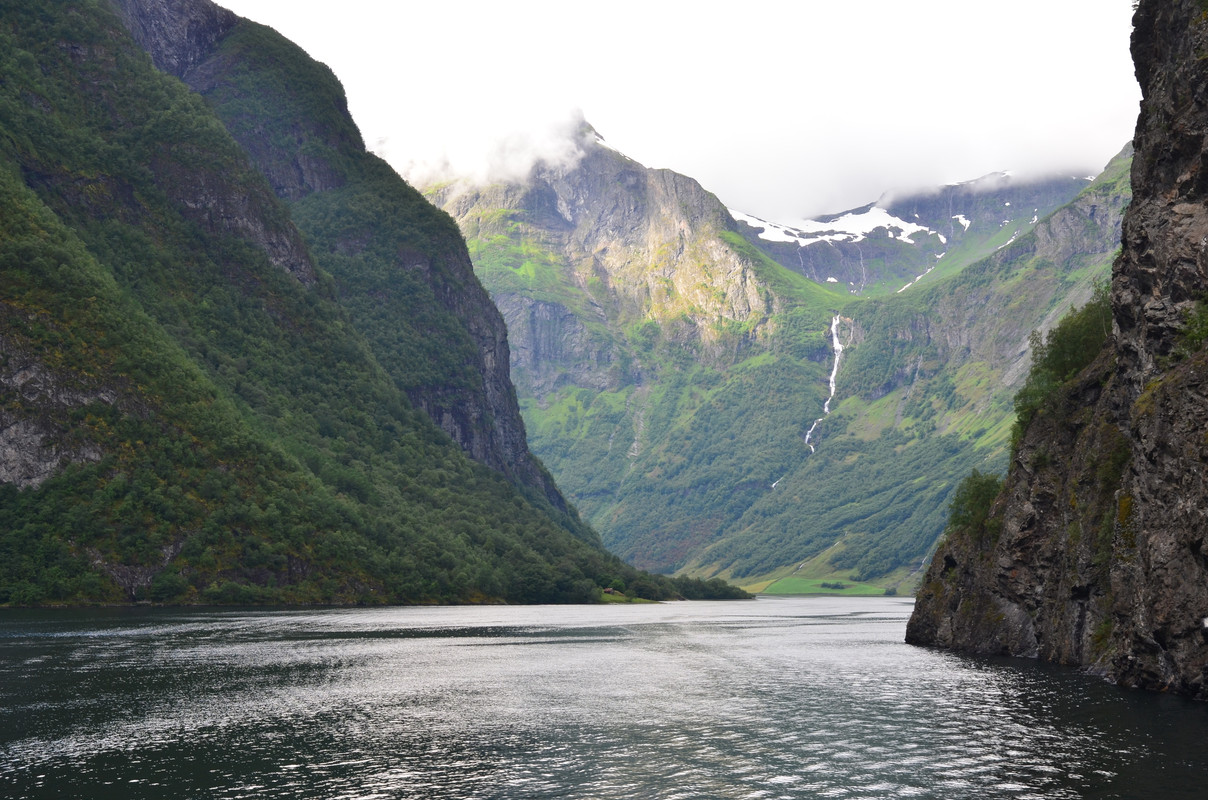 Noruega 10 días de cabañas y con niños - Blogs de Noruega - ETAPA 7- Crucero por el Fiordo Nærøyfjordenr, desde Kaupanger a Gudvangen (7)