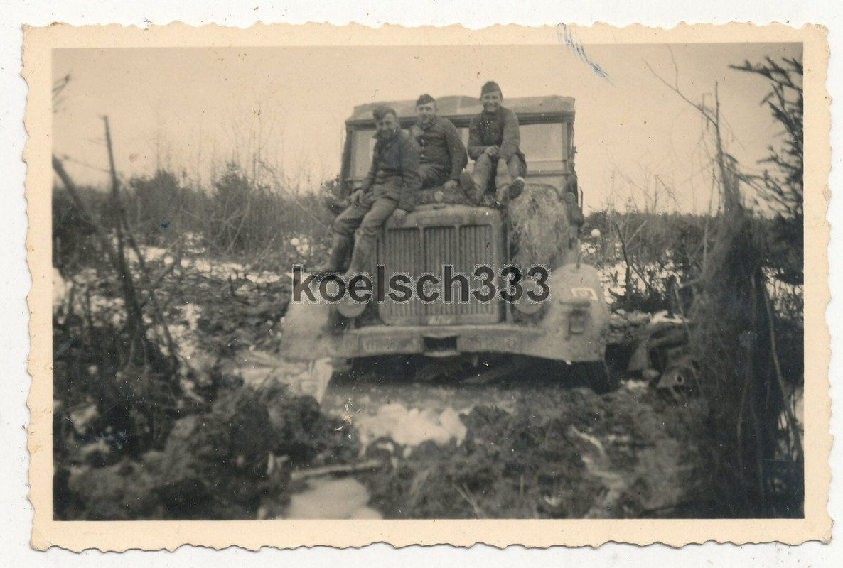Foto Panzer Halbkette der Wehrmacht im schwierigen Gelände an der Ostfront .. (2)