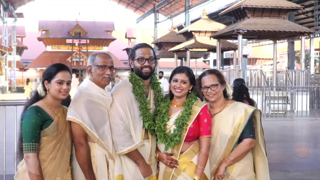 Malayali Bride Very Huge Breasts and Big Sexy Deep Navel Slips in Traditional Saree.mkv_snapshot_02.