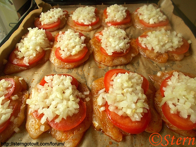 Куриные грудки в духовке с помидорами и сыром