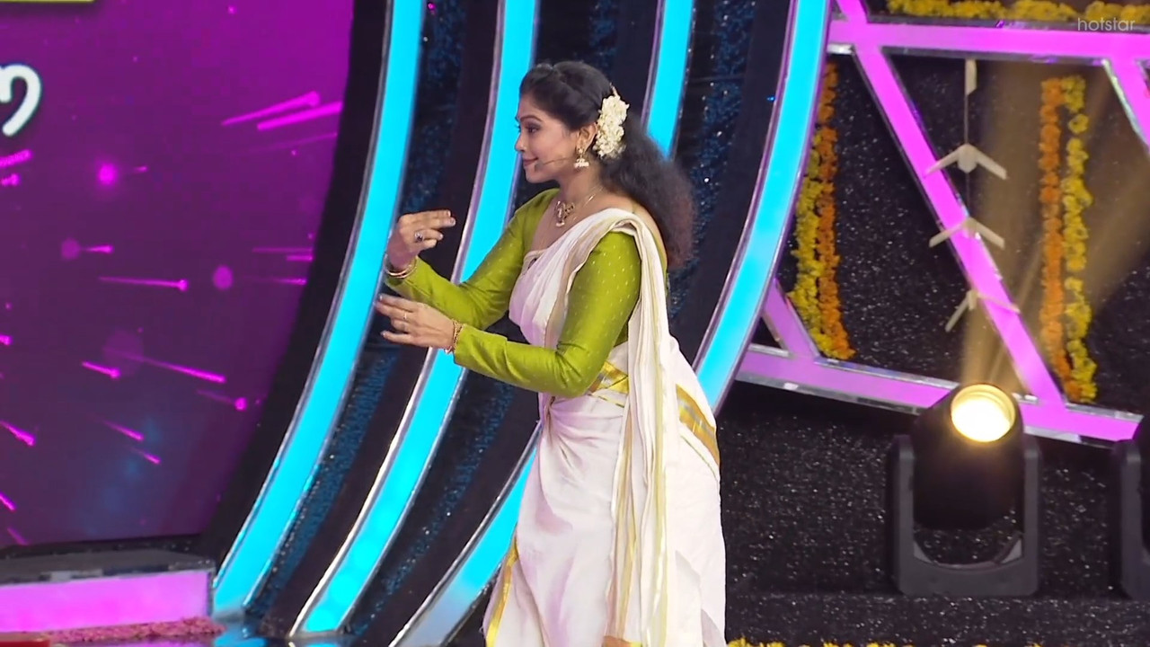 Nandana varma sexy in saree navel show-uploaded.mp4_snapshot_01.39.942