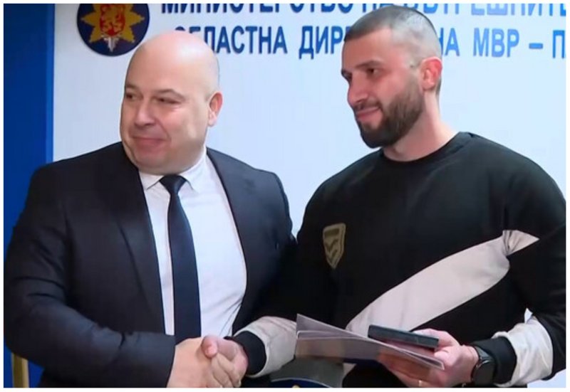 Треньор по кикбокс задържа мъж, ограбил и заплашил с нож един от учениците му