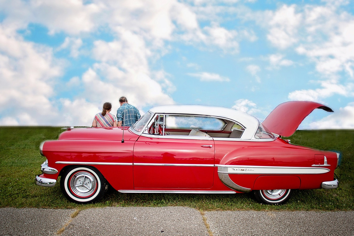 red-vintage-car-852230-1280.jpg