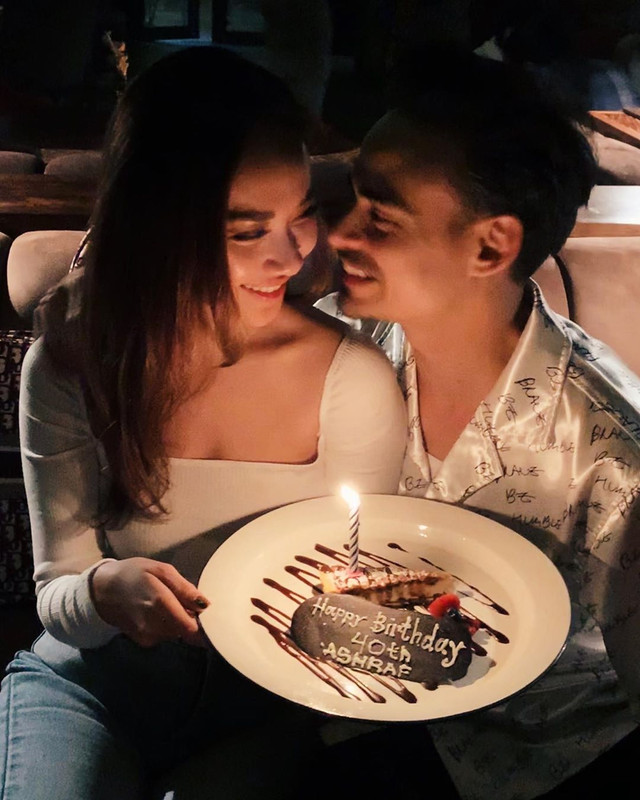 Pada ulang tahun Ashraf ke-40, BCL memberikan sepotong kue dengan lilin diatasnya