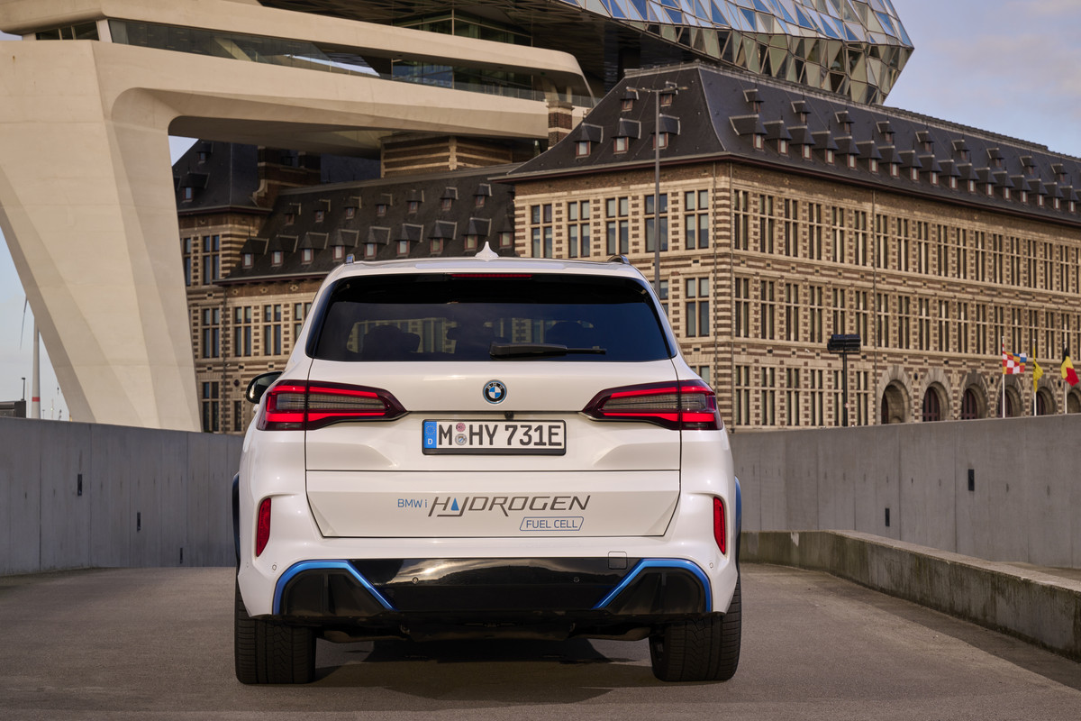 P90494422_highRes_bmw-ix5-hydrogen-on-