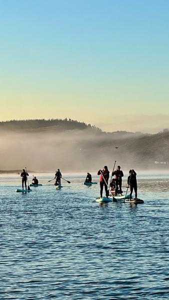 Grupo en SUP sobre el río Rapel con neblina