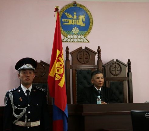 Сүхбаатар аймаг дахь Захиргааны хэргийн анхан шатны шүүхийн шүүгч Б.Баярцогтод хүндэтгэл үзүүллээ