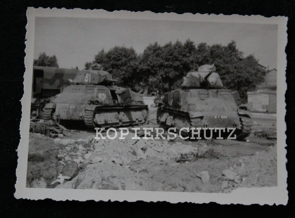 Original Foto 2 französische Panzer Kennung 81