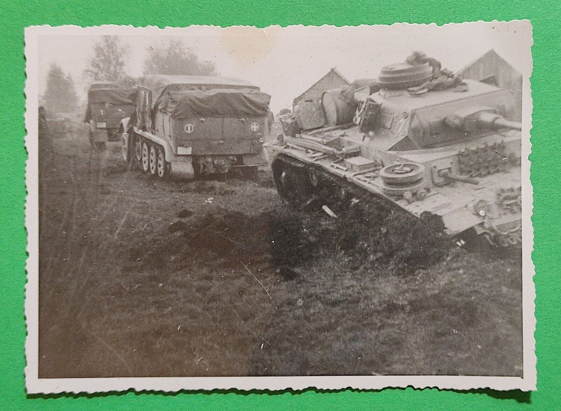 Foto- -PzKpfw III steckte im Schlamm fest-, Zugmaschinen, Panzertruppe 2WK