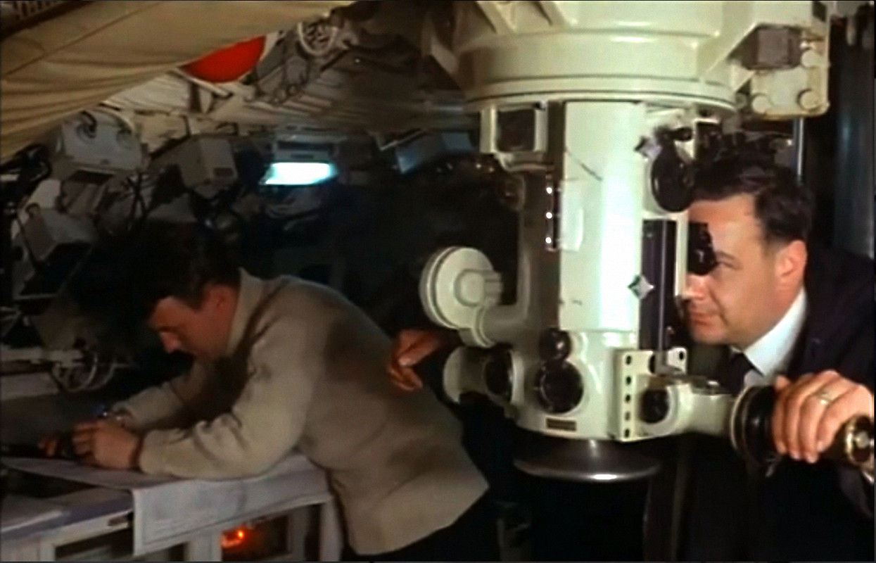 HMS Narwal (S.03) ЦП, командир у перископа