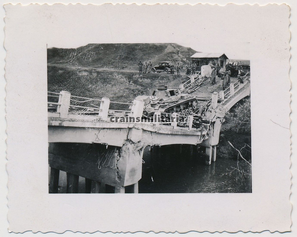 Orig. Foto Vormarsch Panzer III Tank über zerstö