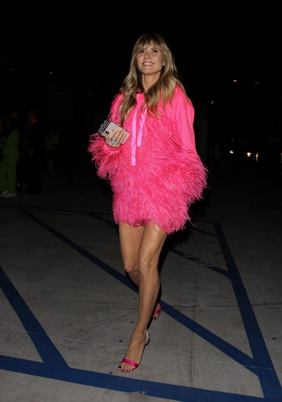 Heidi-Klum-Sexy-Legs-Cool-com-5-1024x1820-10