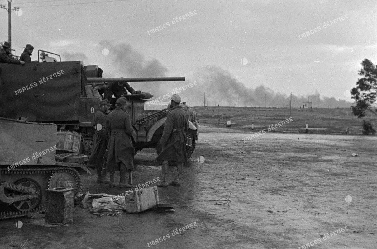 Au premier plan, canon de 3,7 cm PaK puis un semi-chenillé Sd.Kfz-6 transformé en véhicule blindé mu