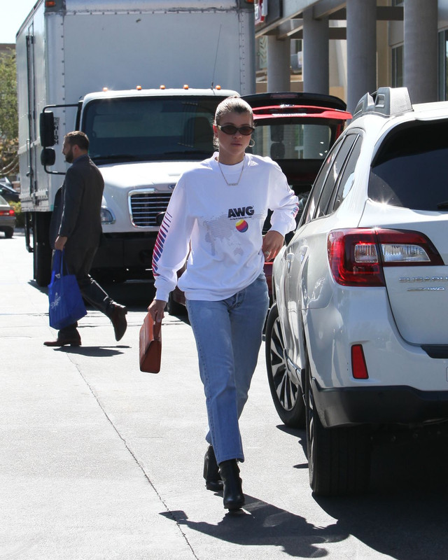 sofia-richie-out-shopping-in-calabasas-04-17-2018-1