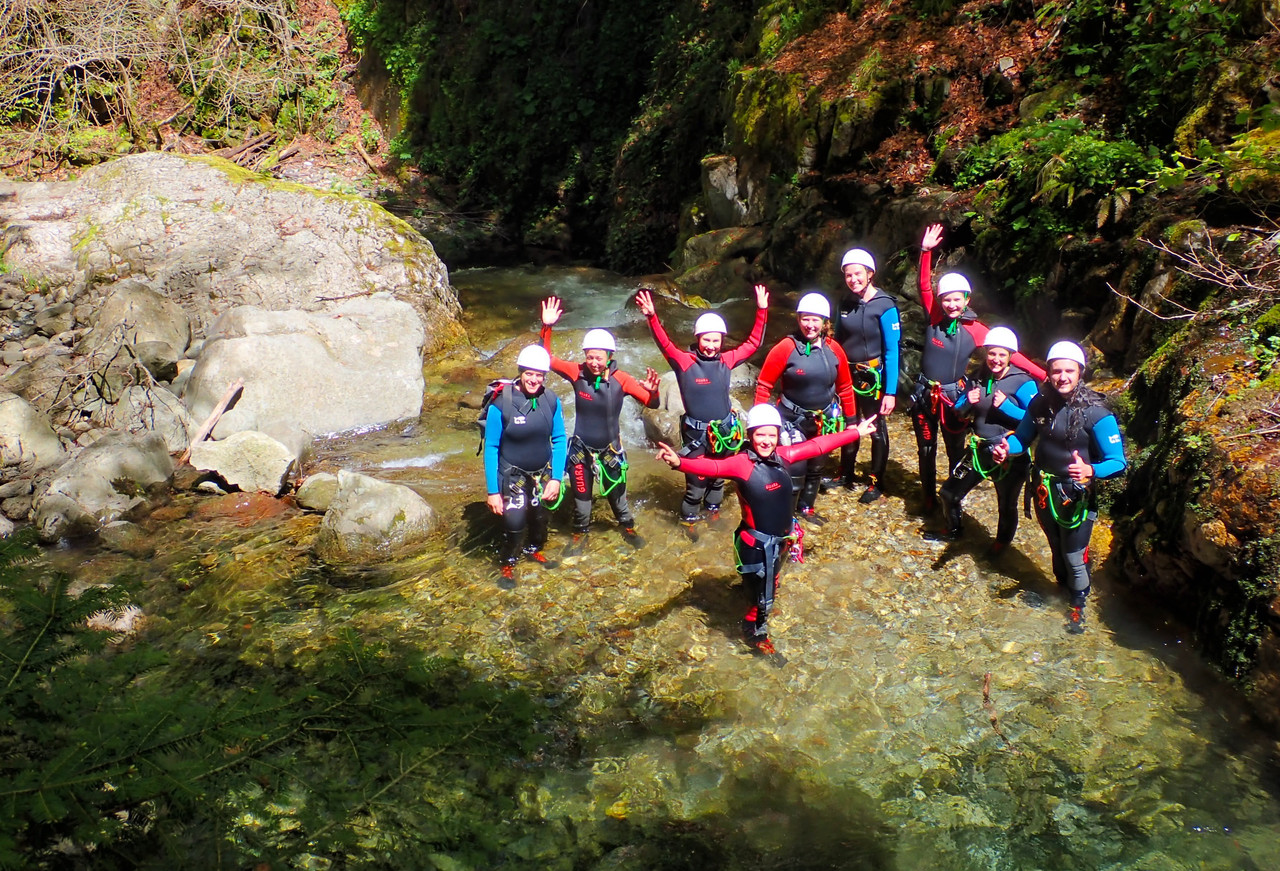 Canyoning groupe d'amis familles nombreuses anniversaire Pyrénées