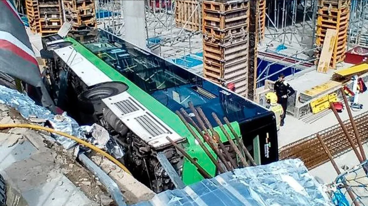 Autobús cae en obra en construcción en España, dejando dos heridos graves