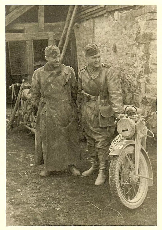 Wehrmacht Kradmelder in Riding Gear w Motorcycles (HH-19918)!!!