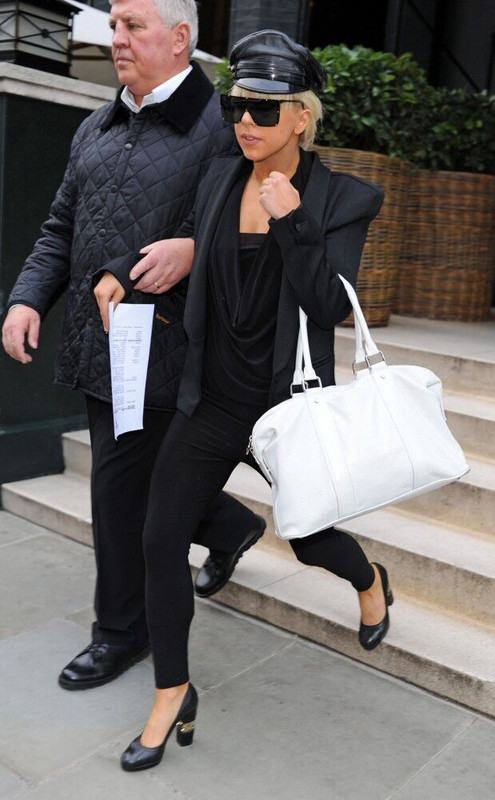 17-02-2009-leaving-her-hotel-in-London.j
