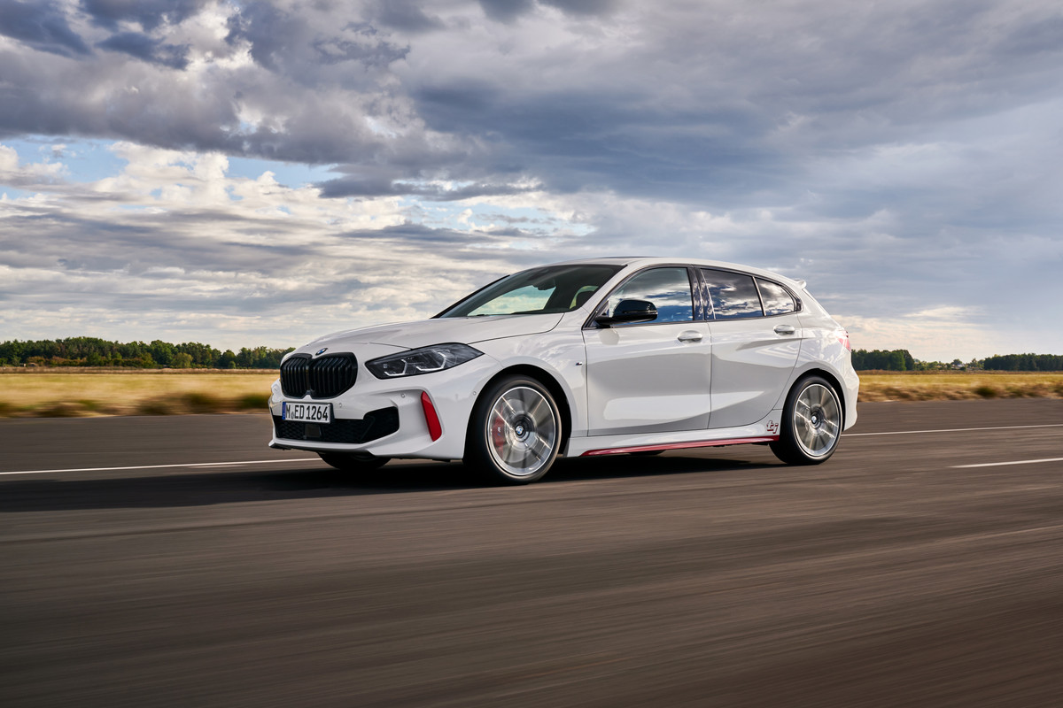 P90402173_highRes_the-all-new-bmw-128t