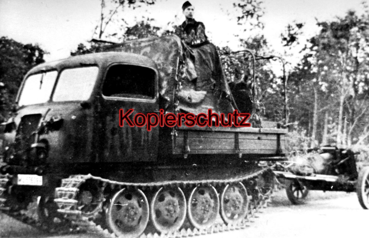 Kettenfahrzeug zieht Geschütz