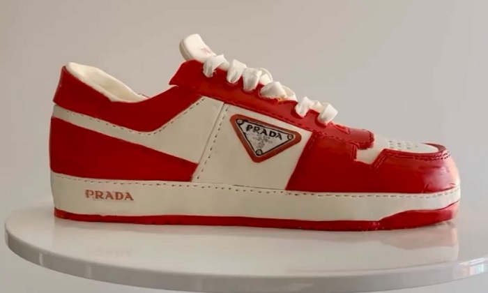 Kue berbentuk sepatu kets.