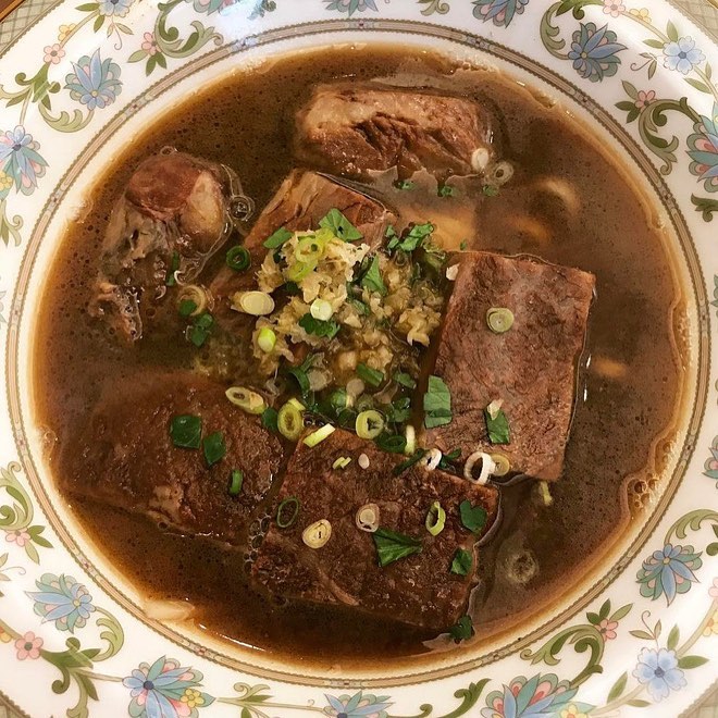 Potongan daging premium yang digunakan dalam seporsi mi