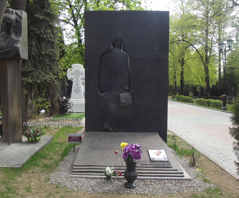 Ростовское артиллерийское училище. Памятник на могиле жванецкого в москве на кладбище. Памятник михаилу жванецкому. В ростове открыли памятник жванецкому. В ростове открыли памятник жванецкому.