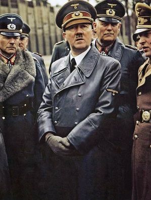 Fotografía original en color de Guderian, izquierda, junto a Hitler y Keitel, detrás de Hitler, durante una inspección a las instalaciones militares de la isla de Rügen. 18 de marzo de 1943