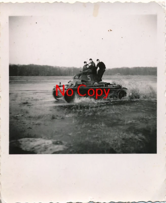Foto AK Panzer Wasserdurchfahrt Fluss Furt Gischt Panzerbesatzung 2 WK x280