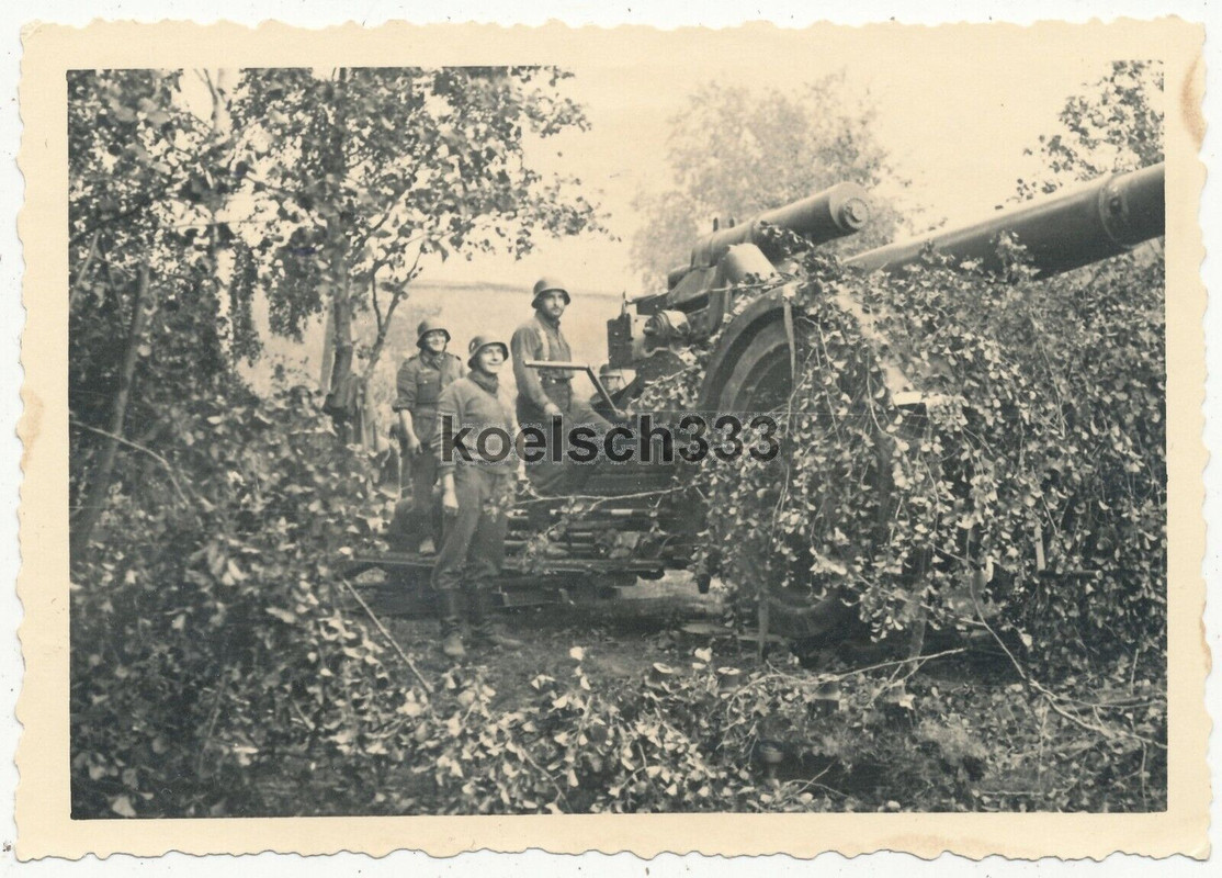 Foto Kanoniere der Wehrmacht am 21cm Mörser Geschütz in Feuerstellung im Osten