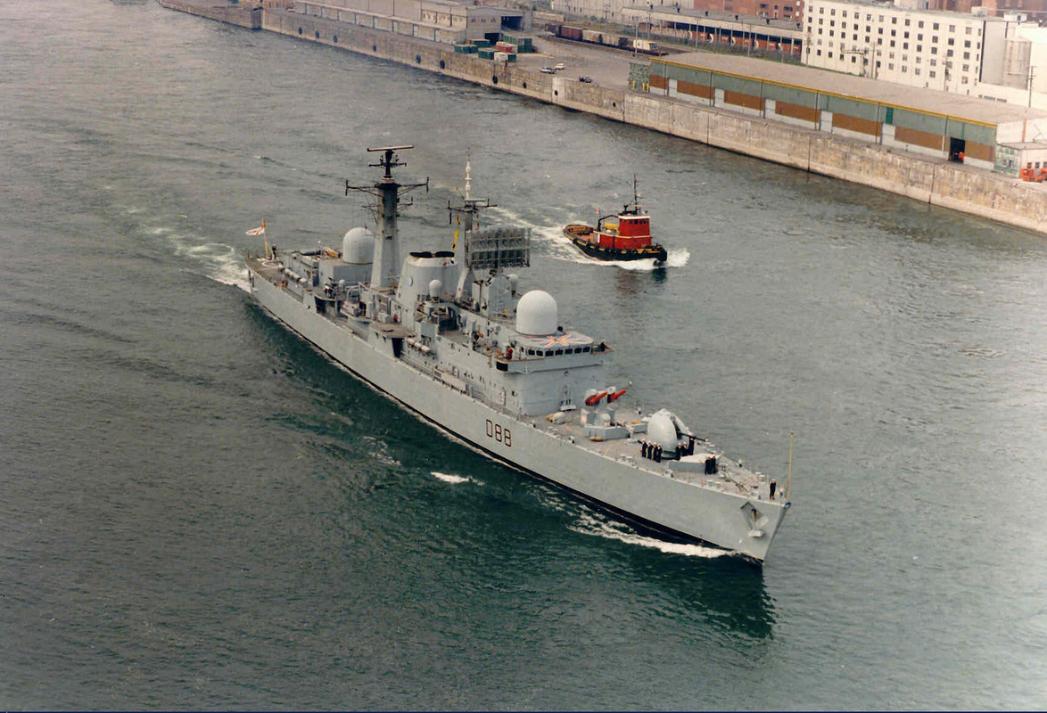 HMS Glasgow (D.88) покидает Монреаль 16 сентября 1983