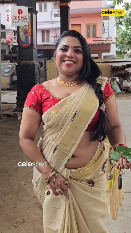 Jipsa Beegam Hot Sexy Big Open Deep Navel in Set Saree.mp4_snapshot_01.30.971