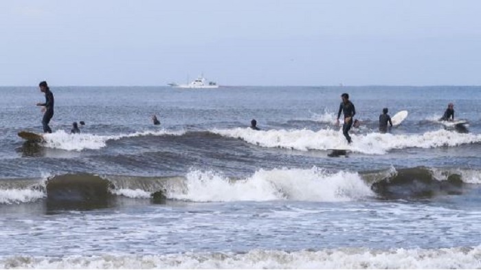 Sejumlah turis berselancar di pantai dekat Pulau Enoshima