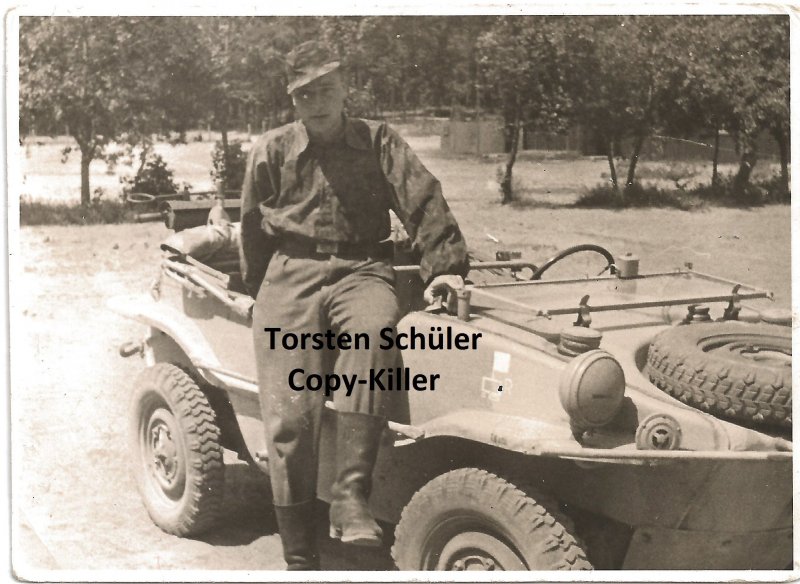 VW Kübelschwimmwagen mit Soldat in Tarnuniform